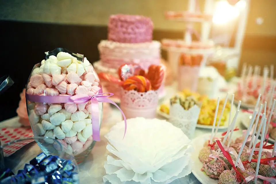 Mesa dulce de boda con candy bar de chuches elegante