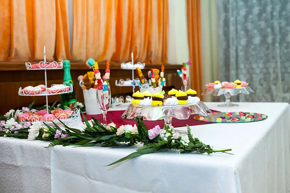 Mesa dulce de comunión con chuches y detalles personalizados
